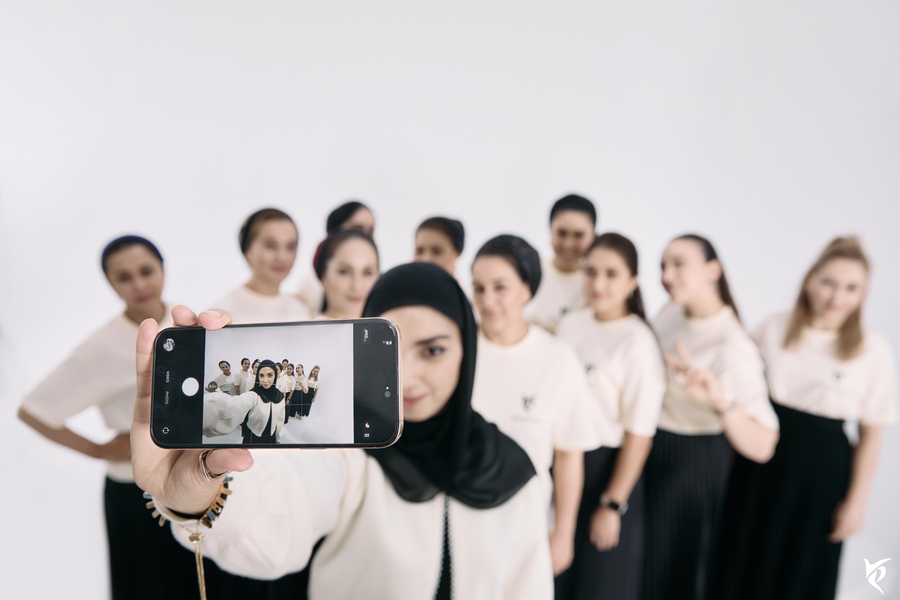 A member of the Yasemin team taking a group selfie with the rest of the workshop in soft focus behind